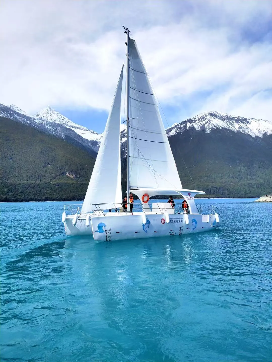 Kwa nini Boti za Catamaran Zimeundwa Hivi